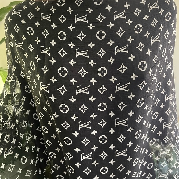 Louis Vuitton Silk Monogram Scarf. - Picture 8 of 16